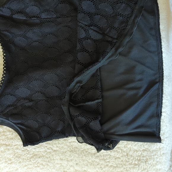 Extra large lace sleeveless top. Fully lined. - Picture 2 of 4